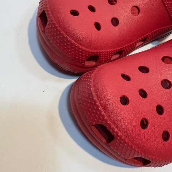 of Crocs Classic Clogs in varsity or pepper red size 7 - Picture 2 of 8